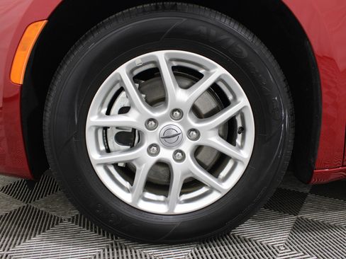 Used 2025 Chrysler Pacifica Select FWD image 36