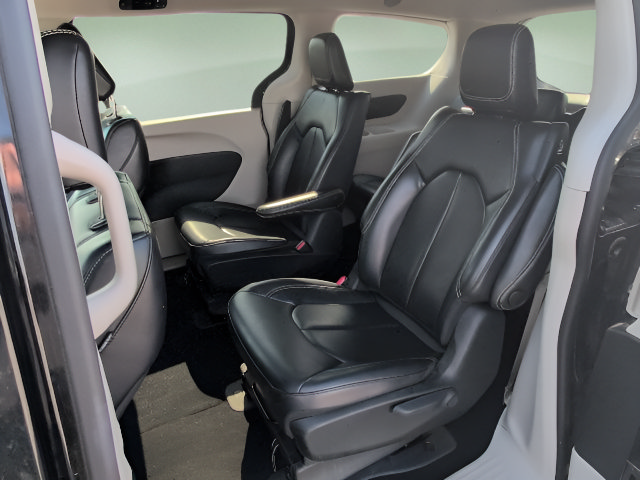 Used 2023 Chrysler Pacifica Touring-L FWD image 11
