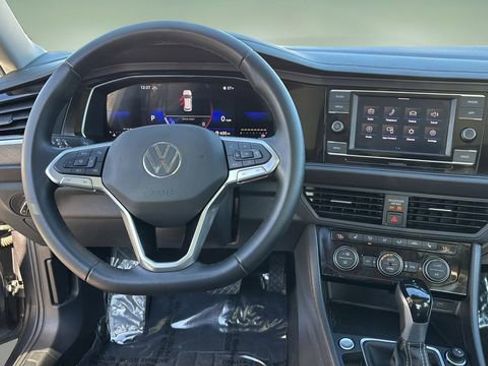Used 2023 Volkswagen Jetta SE image 9