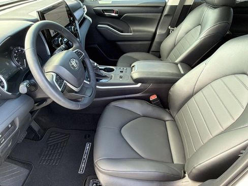 Certified 2025 Toyota Highlander XLE FWD image 5