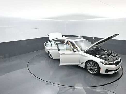 Used 2023 BMW 530i xDrive w/ Premium Package image 32