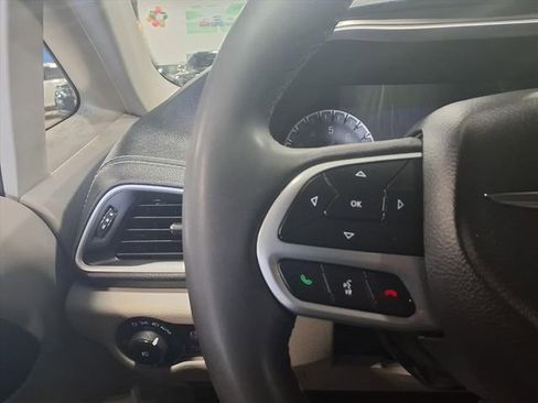 Used 2022 Chrysler Pacifica Touring-L image 17