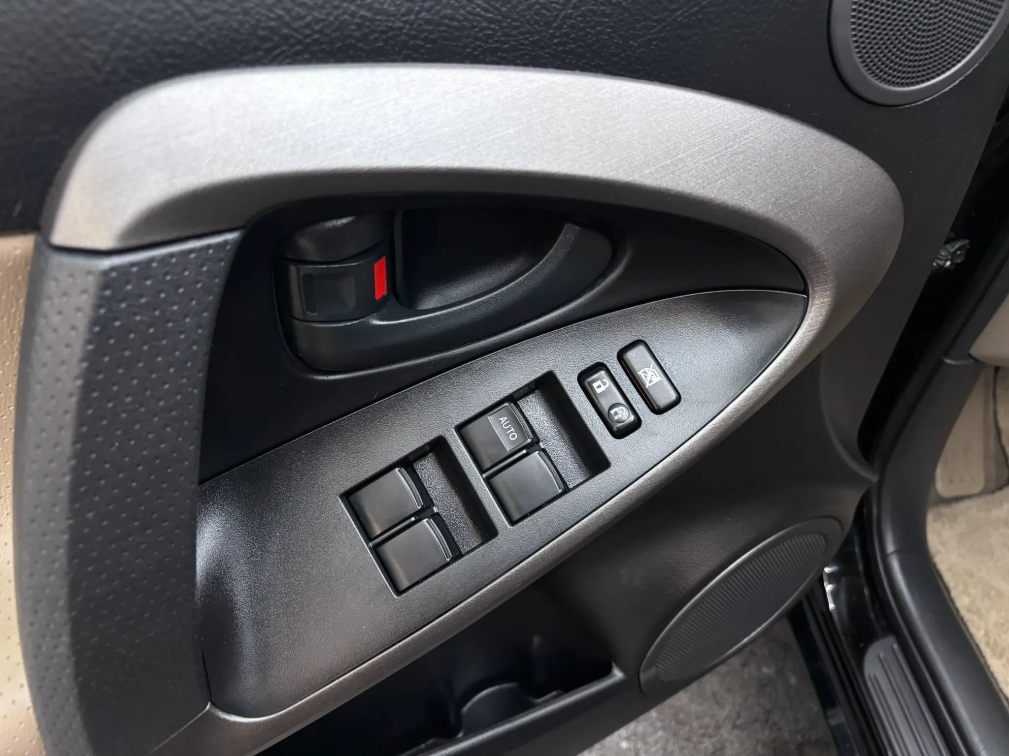 Used 2011 Toyota RAV4 Limited AWD/4WD image 19