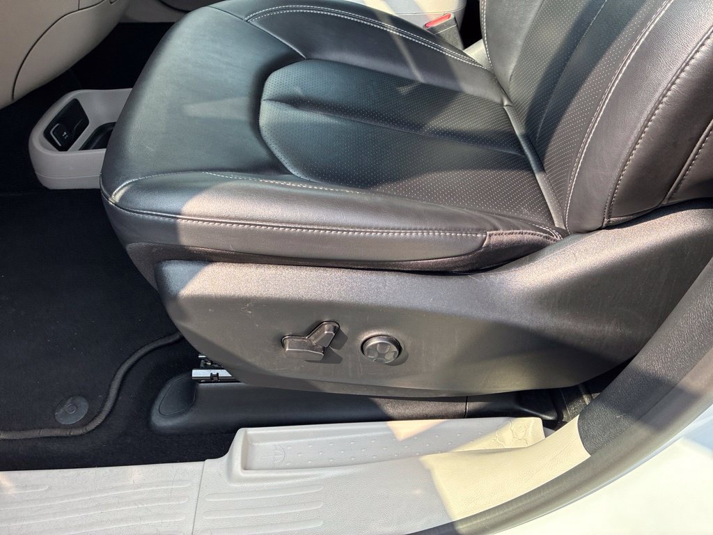Used 2024 Chrysler Pacifica Touring-L FWD image 13