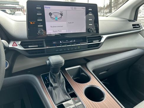 Certified 2022 Toyota Sienna LE image 11