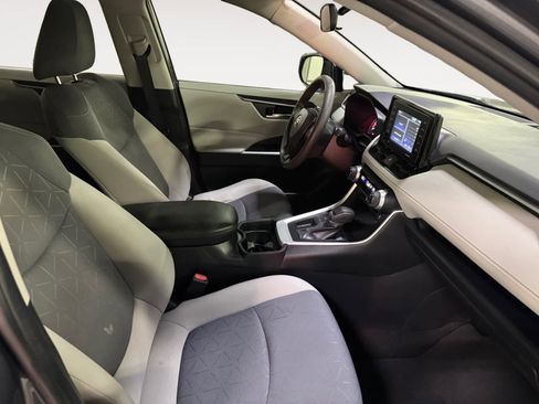 Used 2021 Toyota RAV4 XLE image 19
