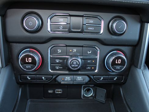 Used 2021 Chevrolet Tahoe Z71 image 27