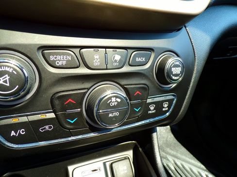 Certified 2017 Jeep Cherokee Limited AWD/4WD image 21