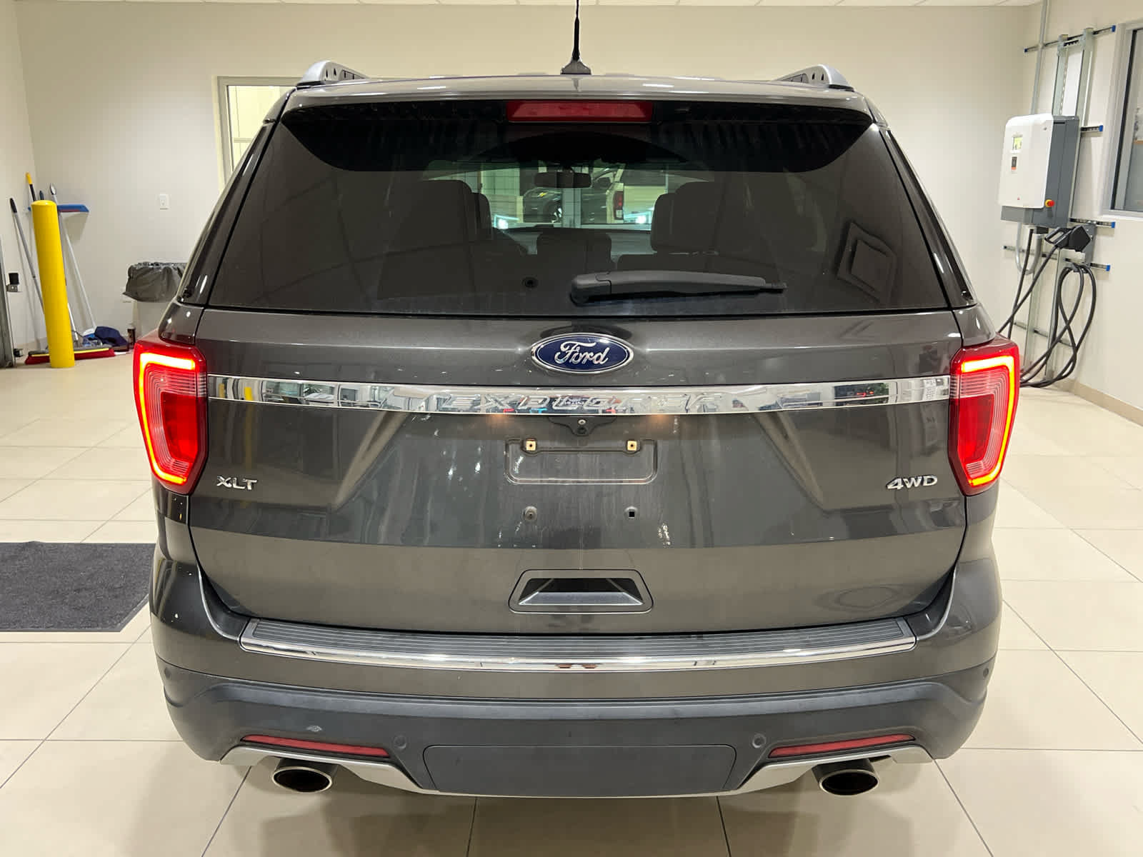 Used 2018 Ford Explorer XLT w/ Equipment Group 202A AWD/4WD image 5