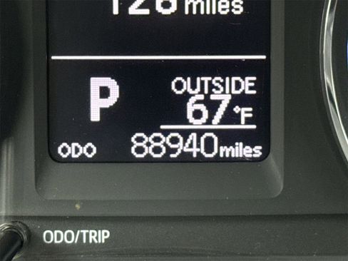 Used 2017 Toyota Corolla LE image 23