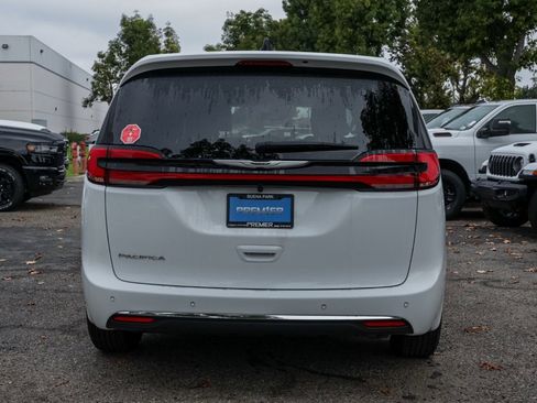 New 2026 Chrysler Pacifica Select image 4