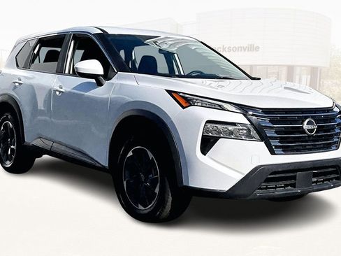 Used 2024 Nissan Rogue SV image 3