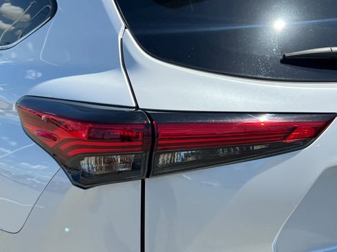 Used 2022 Toyota Highlander XLE AWD/4WD image 20