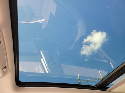 Certified 2025 Volkswagen Taos SE image 31