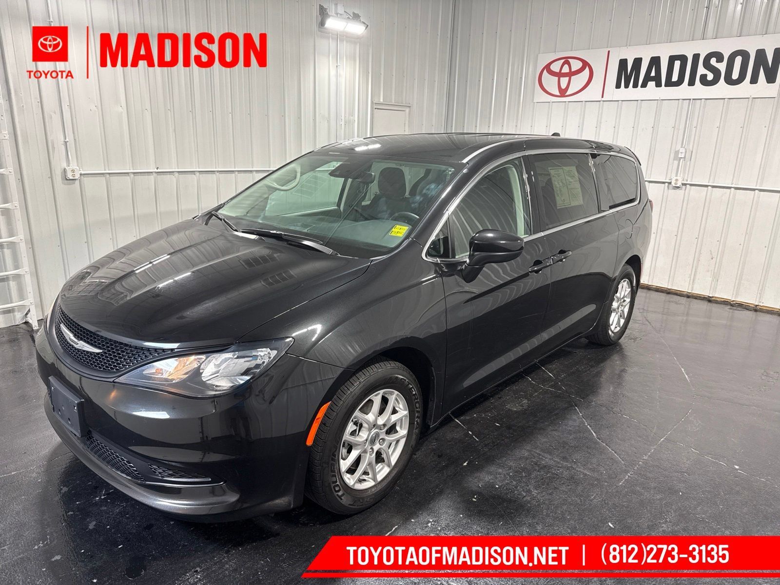 Used 2023 Chrysler Voyager LX FWD image 1