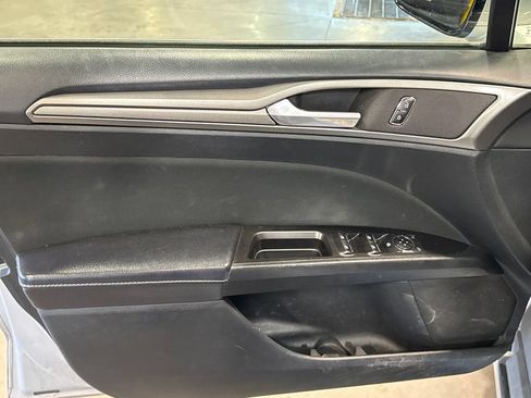 Used 2017 Ford Fusion SE w/ Fusion SE Technology Package FWD image 10