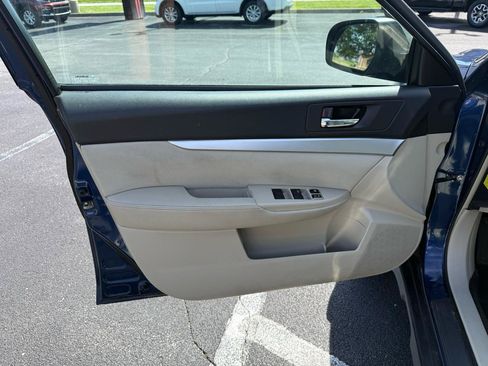 Used 2010 Subaru Outback 2.5i AWD/4WD image 8