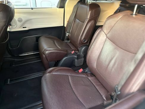 Used 2022 Toyota Sienna Platinum FWD image 8