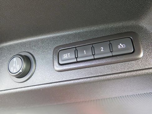Used 2020 Chevrolet Equinox Premier FWD image 10