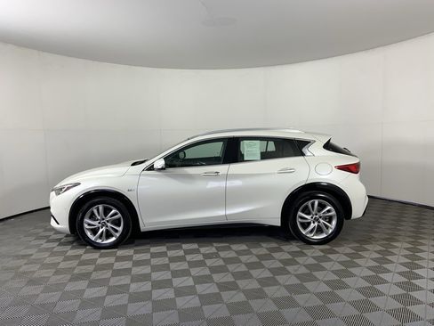 Used 2017 INFINITI QX30 Premium w/ Navigation Package image 6