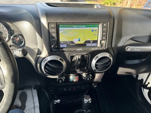 Used 2013 Jeep Wrangler Unlimited Rubicon w/ Max Tow Pkg image 15