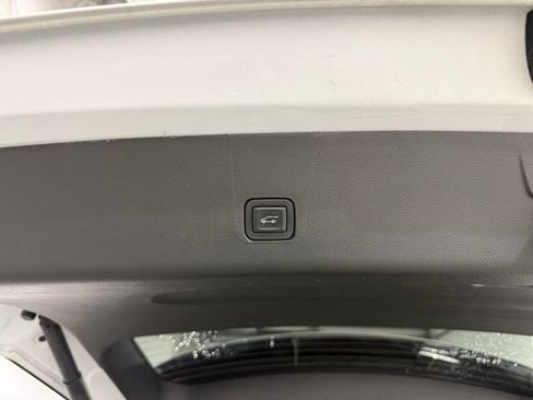 Certified 2023 Chevrolet Traverse LT FWD image 9
