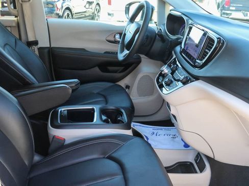 Used 2024 Chrysler Pacifica Touring-L FWD image 10