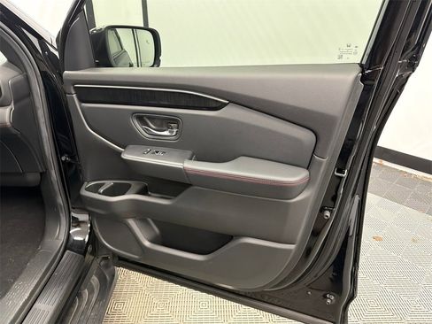 Used 2025 Honda Pilot Black Edition image 16