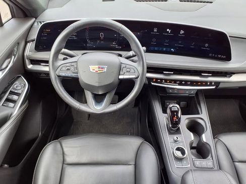 Used 2024 Cadillac XT4 Luxury w/ Cold Weather Package AWD/4WD image 6
