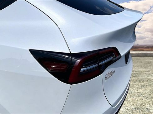 Used 2023 Tesla Model Y Long Range AWD/4WD image 23
