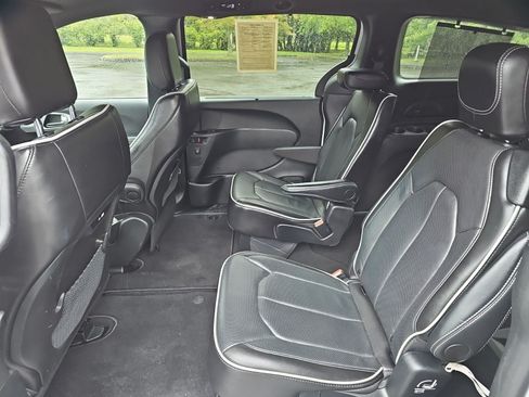 Used 2025 Chrysler Pacifica Limited FWD image 17