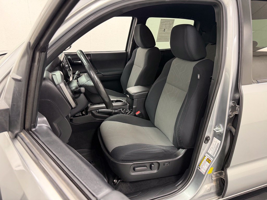 Used 2021 Toyota Tacoma TRD Off-Road w/ Technology Package AWD/4WD image 17