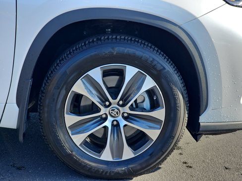 Used 2024 Toyota Highlander XLE FWD image 10