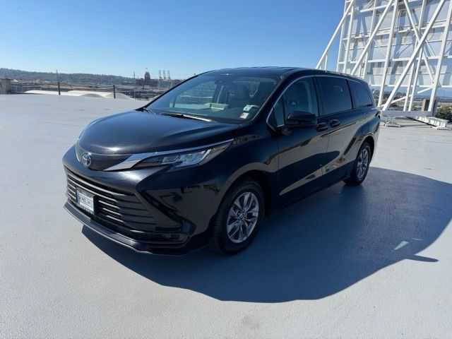 Used 2023 Toyota Sienna LE FWD image 7