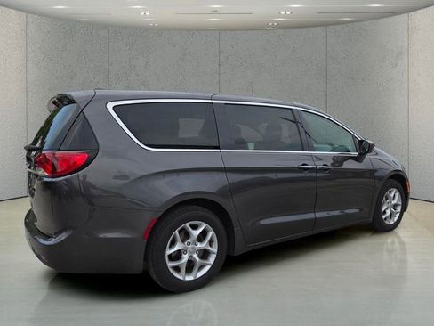 Used 2019 Chrysler Pacifica Touring Plus w/ Advanced Safetytec Group FWD image 3