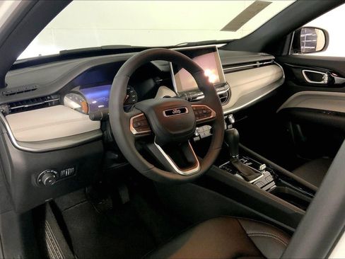 Used 2025 Jeep Compass Limited image 14