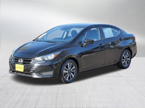 Used 2023 Nissan Versa SV image 3
