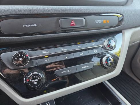 Used 2020 Kia Sedona EX FWD image 16