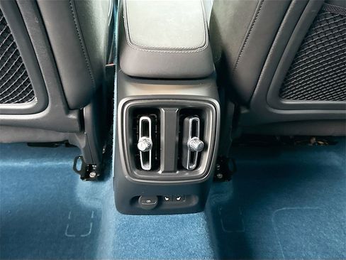 Used 2023 Volvo XC40 Recharge Ultimate image 28