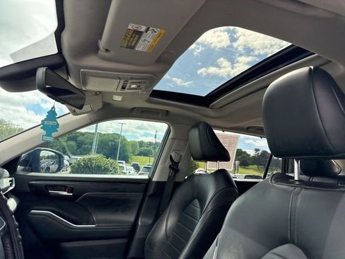 Used 2023 Toyota Highlander XLE AWD/4WD image 24