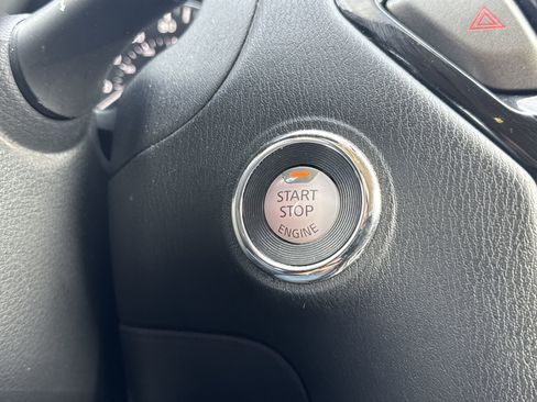 Used 2020 Nissan Pathfinder SV image 16