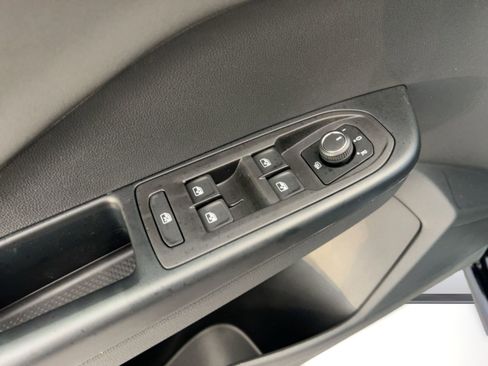 New 2026 Volkswagen Taos SE image 13