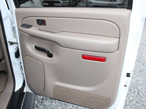 Used 2005 Chevrolet Suburban 2500 LT w/ Preferred Equipment Group image 25