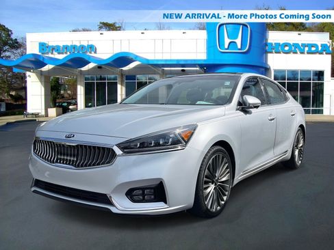 Used 2017 Kia Cadenza Limited image 1