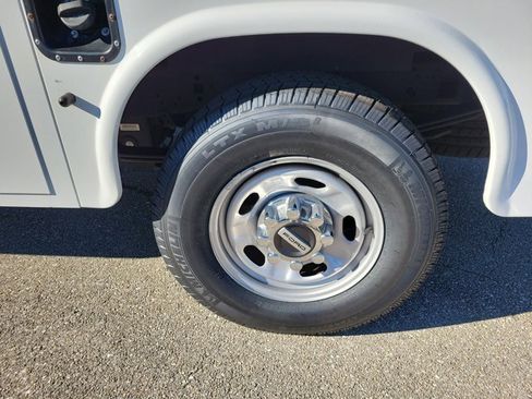 Certified 2023 Ford F250 XL w/ XL Chrome Package image 10