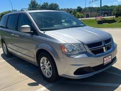 Used 2018 Dodge Grand Caravan SXT FWD image 2