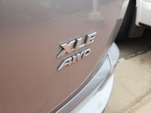 Used 2018 Toyota RAV4 XLE image 7