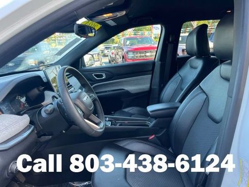 Used 2024 Jeep Compass Latitude AWD/4WD image 7