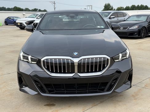 Used 2026 BMW 530i xDrive w/ M Sport Package AWD/4WD image 2
