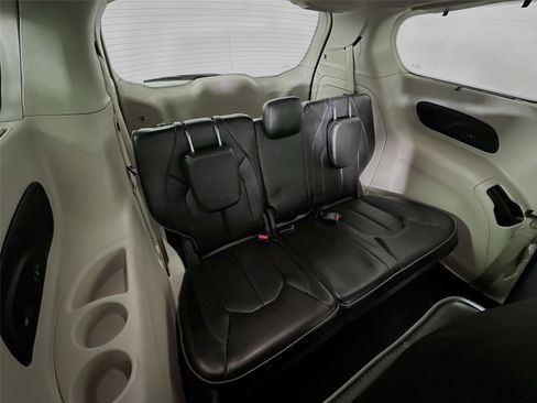 Used 2019 Chrysler Pacifica Limited image 31